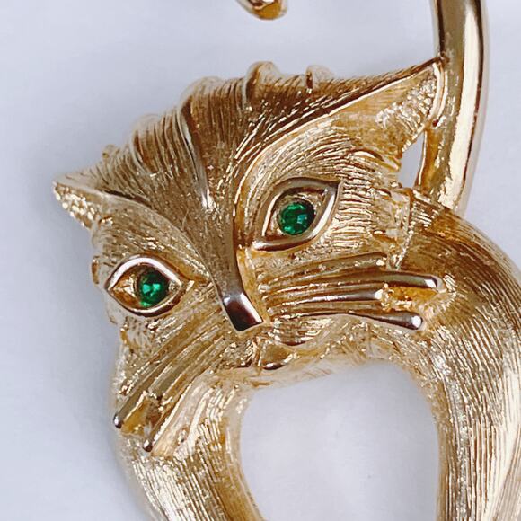 Unusual VTG Mid Century Cat Brooch Gold Tone Green Eyes Figural Whimsical Pin - Picture 6 of 11
